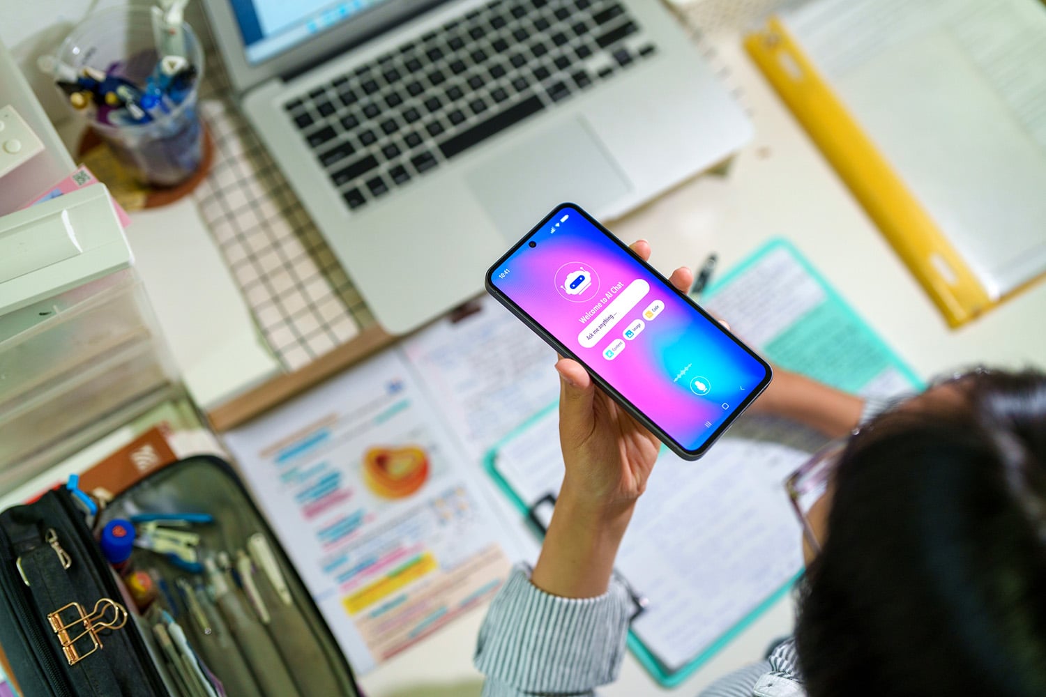 woman-on-phone-using-ai